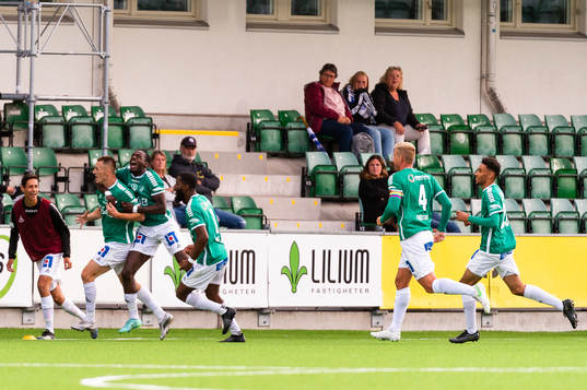 Brage jublar efter 3-2 av Leonard Pllana