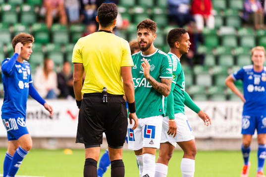 Brages Nicolas Gianini Dantas diskuterar med domaren