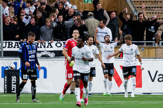 Örebros Nahir Besara jublar efter 1-2