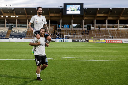 Örebros Nahir Besara och Nordin Gerzic jublar