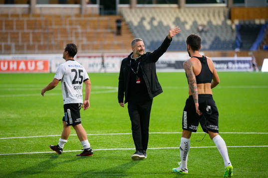 Örebros sportchef Axel Kjäll jublar