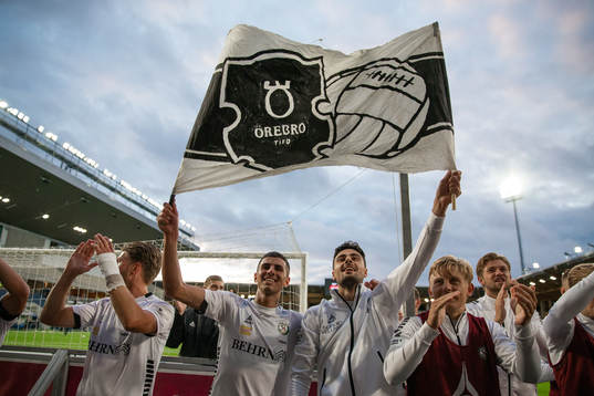 Örebros Hussein Ali och Örebros Deniz Hümmet jublar