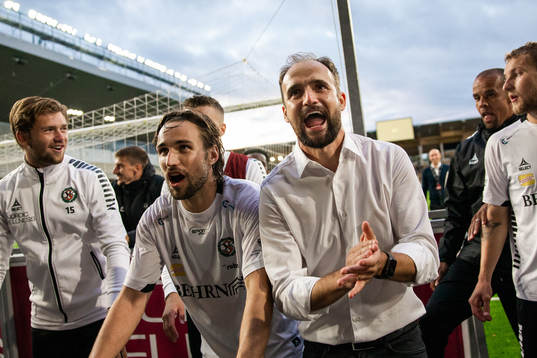 Örebros Kevin Walker och tränare Vitor Gazimba jublar