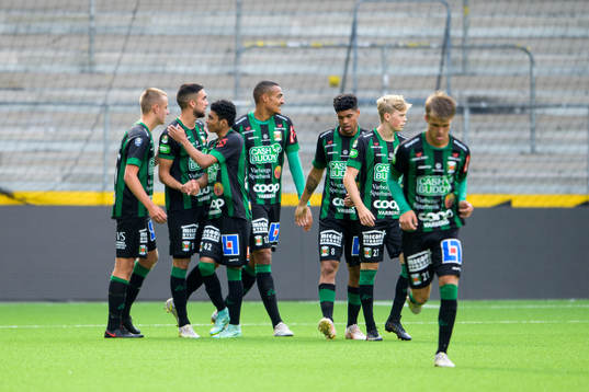 Varbergs Daniel Krezic jublar med lagkamraterna efter att gjort 0-2
