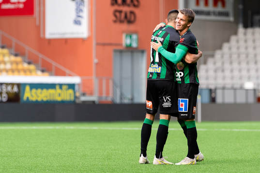 Varbergs Daniel Krezic och Victor Karlsson jublar