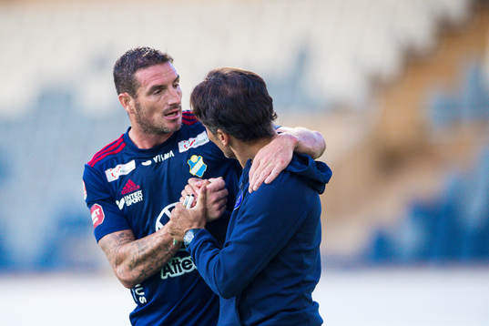 Östers James Keene och Akropolis ledare Louay Chanko