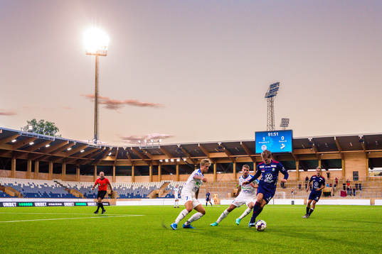 Studenternas IP med Akropolis Fredrik Hammar och Lamine Nekrouf i kamp med Östers Oliver Silverholt