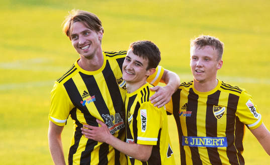 IFK Hässleholms Julian Grozdanovski , Armin Culum och Amel Crnalic jublar i matchen i division 2 mellan IFK Hässleholm och Prespa Birlik i Hässleholm 4 augusti 2021.