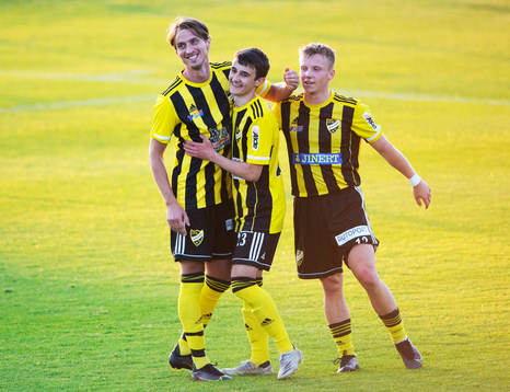 IFK Hässleholms Julian Grozdanovski , Armin Culum och Amel Crnalic jublar i matchen i division 2 mellan IFK Hässleholm och Prespa Birlik i Hässleholm 4 augusti 2021.