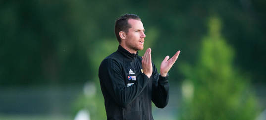 IFK Hässleholms tränare Johan Persson i matchen i