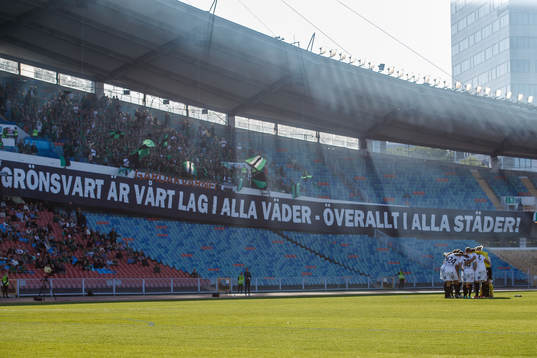 GAIS spelare samlas i en ring