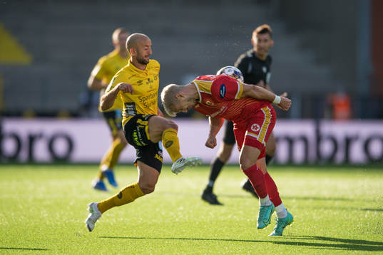 Dino Hasanović of Velez Mostar and Robert Gojani of