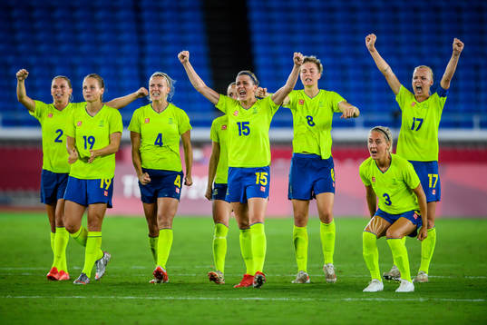 Jonna Andersson, Anna Anvegård, Hanna Glas, Olivia Schough, Lina Hurtig, Emma Kullberg and Caroline Seger of Sweden celebrate