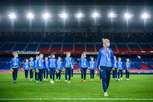 Bla gjennom flere bilder av Tokyo 2020 Olympics, day 14, Football, final, Sweden - Canada