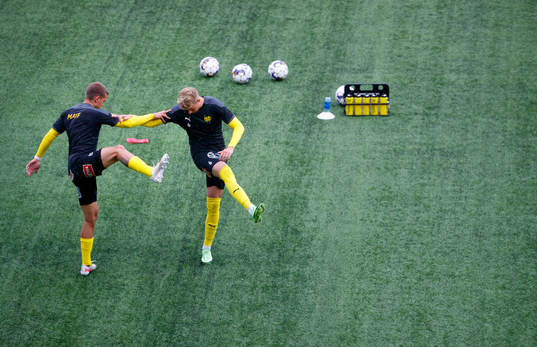 Mjällbys Ivan Kricak och Eric Björkander värmer upp