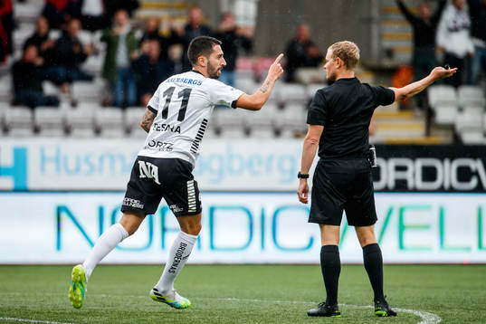 Örebros Nahir Besara jublar efter 1-0