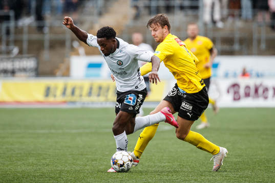 Örebros Kevin Wright och Mjällbys Joel Nilsson