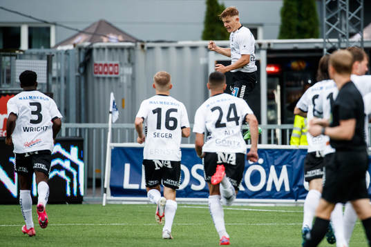 Örebros Dennis Collander jublar efter 2-1