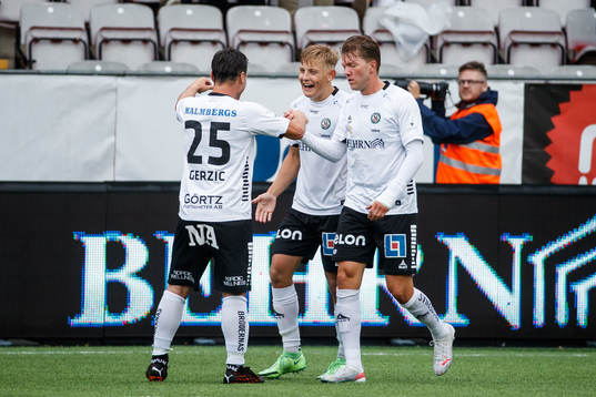Örebros Dennis Collander jublar efter 2-1