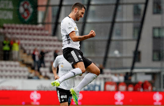 Örebros Nahir Besara gör 1-0 och jublar