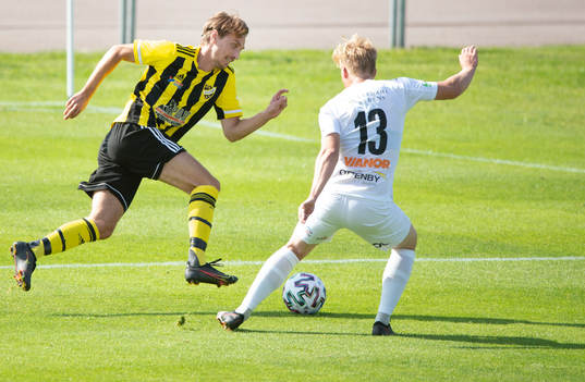 IFK Hässleholms Julian Grozdanovski fintar Bergas Carl Åhlund i matchen i div. 2 Södra Götaland mellan iFK Hässleholm och IFK Berga i Hässleholm 7 augusti 2021.