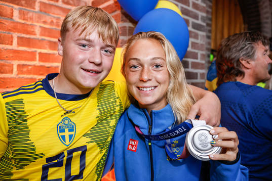 Hanna Bennison shows off her silver medal at a press meet