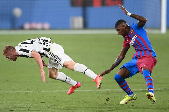 Emerson Royal of Barcelona and Dejan Kulusevski of Juventus
