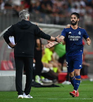 Carlo Ancelotti coach of Real Madrid and Isco of Real Madrid during a friendly game between Real Madrid and Milan on August 8, 2021 in Klagenfurt.
