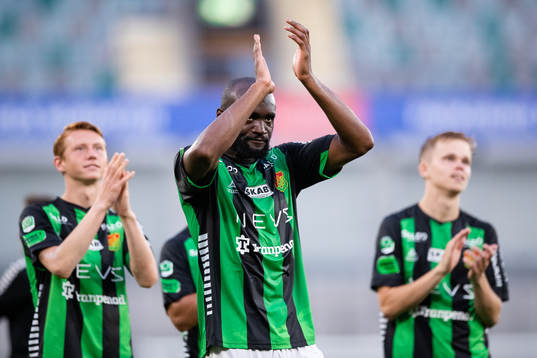GAIS Boris Lumbana jublar och tackar klacken