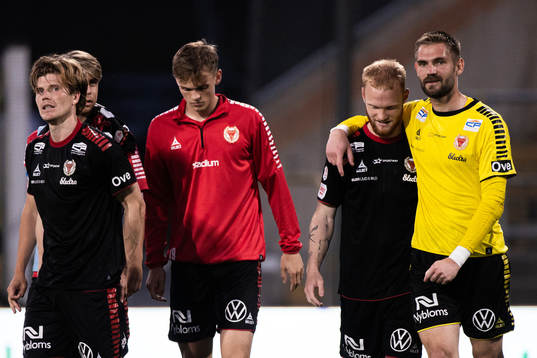 Kalmars Nils Fröling och målvakt Lucas Hägg Johansson jublar