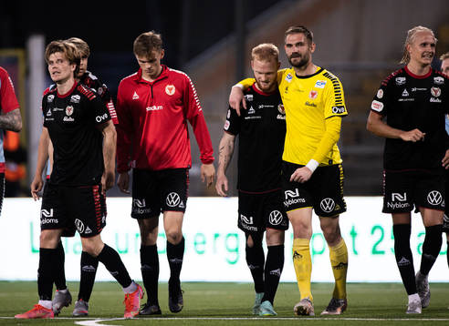 Kalmars Nils Fröling och målvakt Lucas Hägg Johansson jublar