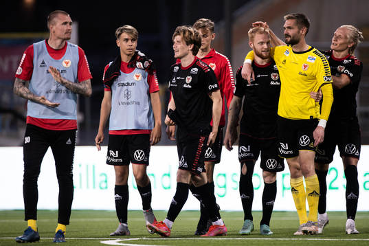 Kalmars Nils Fröling och målvakt Lucas Hägg Johansson jublar