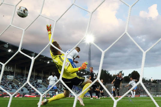 Kalmars målvakt Lucas Hägg Johansson vid målchans för IFK Norrköpings Christoffer Nyman