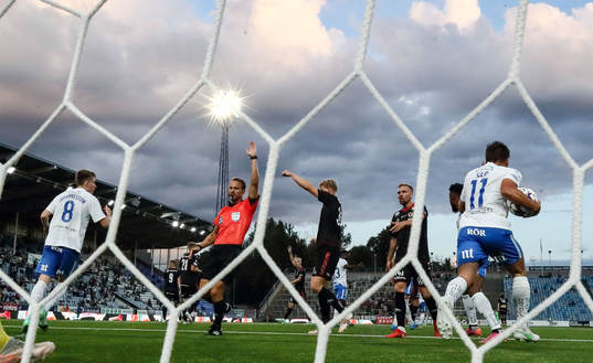 domare Kristoffer Karlsson dömer bort ett mål medan IFK