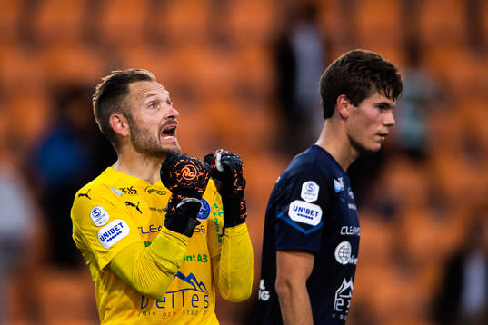 Akropolis målvakt John Alvbåge jublar