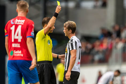 Domare Martin Strömbergsson varnar Landskronas Robin Hofsö