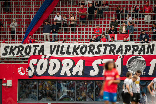 Banderoll med texten Skrota Villkorstrappan