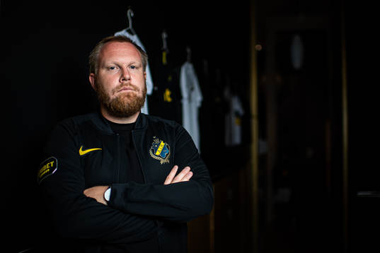 Johannes Wiklund, assisterande sportchef pojk/herr poserar för ett porträtt