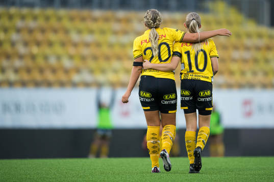 Elfsborgs Matilda Ståhlbom Karlsson kramas om av Ebba