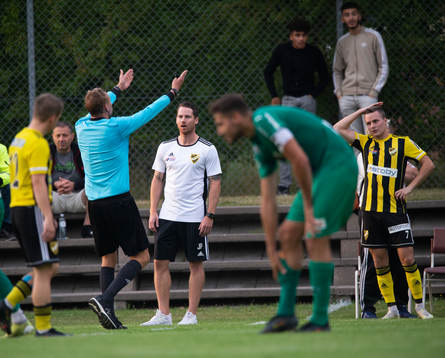 Domaren tillrättavisar IFK Hässleholms tränare Johan