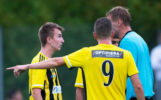 IFK Hässleholms Isak Olsson osams med domaren i matchen i division 2 mellan BK Olympic och IFK Hässleholm i Malmö 13 augusti 2021.