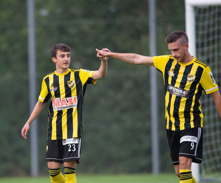IFK Hässleholms Armin Culum har drömmålet och tacksam Max Sandberg för passningen i matchen i division 2 mellan BK Olympic och IFK Hässleholm i Malmö 13 augusti 2021.