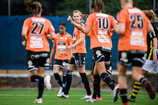 Kristianstads Amanda Edgren jublar efter 1-1