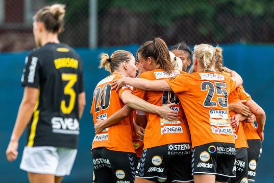 Kristianstads Amanda Edgren jublar med lagkamrater efter att hon gjort 1-1