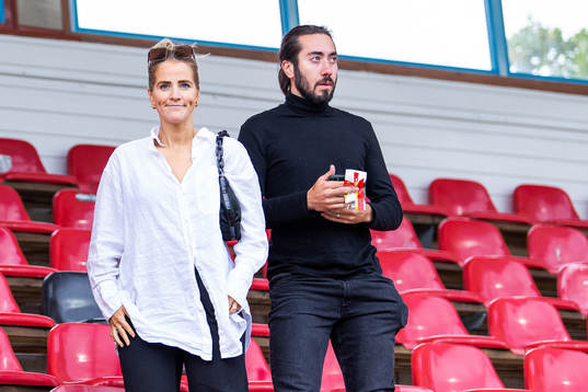 Irma Helin och Mika Zibanejad på läktaren