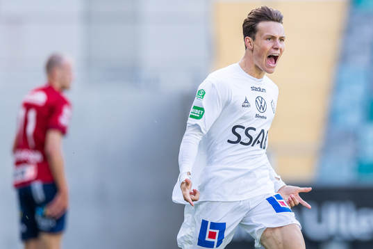 Brages Filip Sjöberg jublar efter att han gjort 1-1