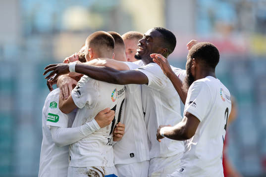 Brages Filip Sjöberg jublar med lagkamrater efter 1-1