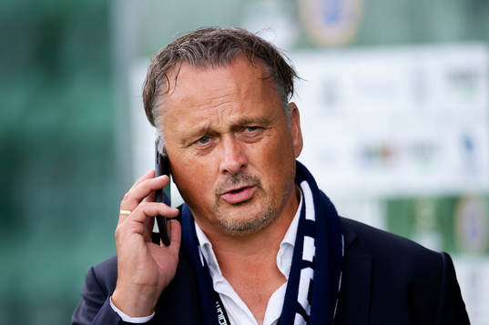 Sundsvalls sportchef Urban Hagblom talar i telefon innan