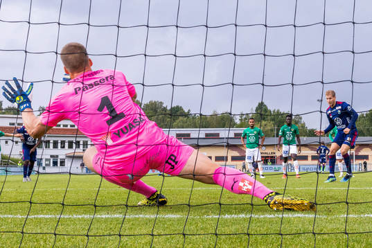 Jönköpings målvakt Frank Pettersson räddar en straff