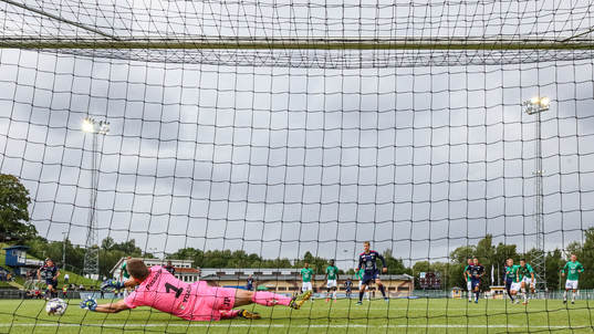 Jönköpings målvakt Frank Pettersson räddar straff